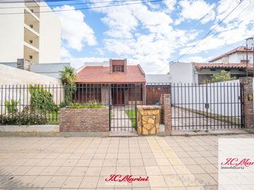 Casa en venta de 4 dormitorios c/ cochera en San Cayetano