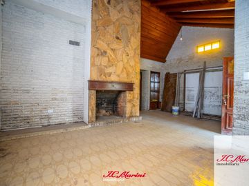 Casa en venta de 4 dormitorios c/ cochera en San Cayetano