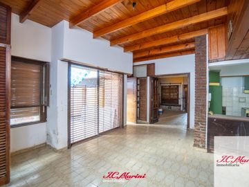 Casa en venta de 4 dormitorios c/ cochera en San Cayetano
