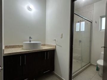 CASA EN VENTA CON ESTUDIO, CUMBRES DEL LAGO JURIQUILLA