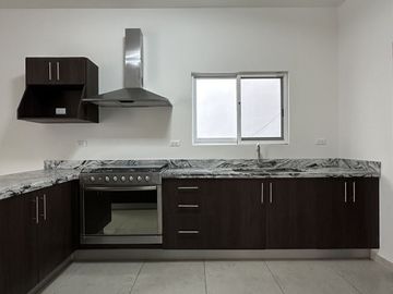 CASA EN VENTA CON ESTUDIO, CUMBRES DEL LAGO JURIQUILLA