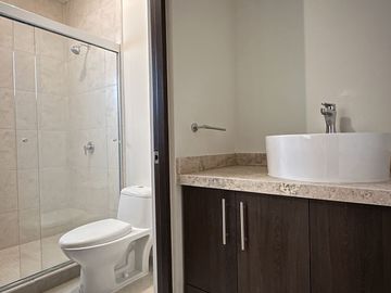 CASA EN VENTA CON ESTUDIO, CUMBRES DEL LAGO JURIQUILLA
