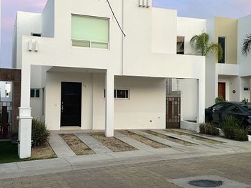 CASA EN VENTA CON ESTUDIO, CUMBRES DEL LAGO JURIQUILLA