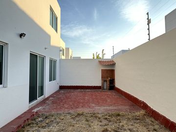 CASA EN VENTA CON ESTUDIO, CUMBRES DEL LAGO JURIQUILLA