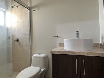 CASA EN VENTA CON ESTUDIO, CUMBRES DEL LAGO JURIQUILLA