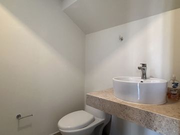 CASA EN VENTA CON ESTUDIO, CUMBRES DEL LAGO JURIQUILLA