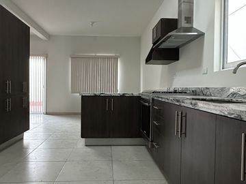 CASA EN VENTA CON ESTUDIO, CUMBRES DEL LAGO JURIQUILLA