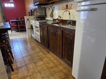 AMPLIO PH DE 3 AMBIENTES CON PATIO, QUINCHO Y TERRAZA EN PLANTA ALTA EN VENTA. SAN ISIDRO