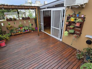 DEPARTAMENTO TIPO PH DE 3 AMBIENTES CON PATIO, QUINCHO Y TERRAZA EN PLANTA ALTA EN VENTA. SAN ISIDRO