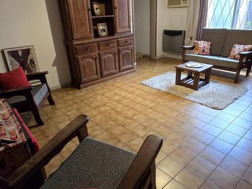 DEPARTAMENTO TIPO PH DE 3 AMBIENTES CON PATIO, QUINCHO Y TERRAZA EN PLANTA ALTA EN VENTA. SAN ISIDRO