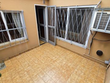 DEPARTAMENTO TIPO PH DE 3 AMBIENTES CON PATIO, QUINCHO Y TERRAZA EN PLANTA ALTA EN VENTA. SAN ISIDRO