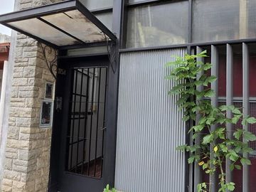 DEPARTAMENTO TIPO PH DE 3 AMBIENTES CON PATIO, QUINCHO Y TERRAZA EN PLANTA ALTA EN VENTA. SAN ISIDRO
