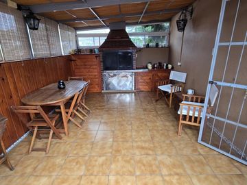 DEPARTAMENTO TIPO PH DE 3 AMBIENTES CON PATIO, QUINCHO Y TERRAZA EN PLANTA ALTA EN VENTA. SAN ISIDRO