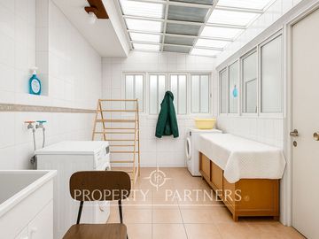 Estupenda casa solida en pasaje cerrado – Excelente ubicación y conectividad