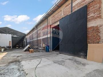 Propiedad industrial a pasos de av santa rosa