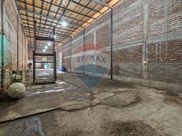 Propiedad industrial a pasos de av santa rosa