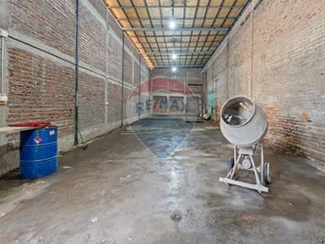 Propiedad industrial a pasos de av santa rosa