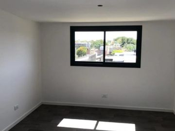 VENTA TRIPLEX 4 AMBIENTES A ESTRENAR. APTO CREDITO.