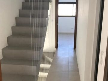 VENTA TRIPLEX 4 AMBIENTES A ESTRENAR. APTO CREDITO.