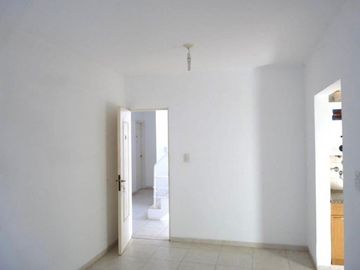 Av. Iriondo 2215 Piso 1 Dpto.