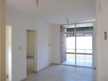Av. Iriondo 2215 Piso 1 Dpto.