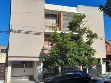 Av. Iriondo 2215 Piso 1 Dpto.