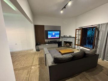 CASA EN VENTA BARRIO COLÓN GRAN OPORTUNIDAD