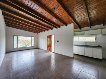 Casa 3 dormitorios con jardín y parrillero.