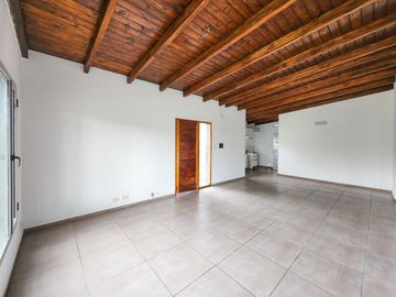 Casa 3 dormitorios con jardín y parrillero.