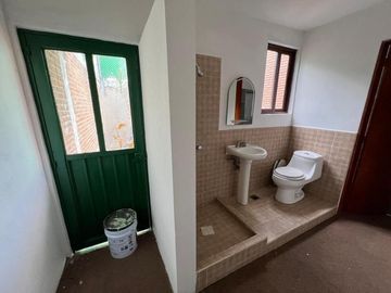 Casa en calle cerrada en Jardines de San Mateo en Venta