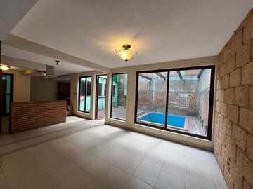 Casa en calle cerrada en Jardines de San Mateo en Venta