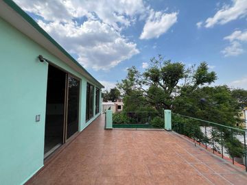 Casa en calle cerrada en Jardines de San Mateo en Venta