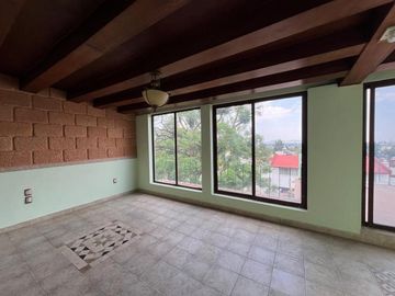 Casa en calle cerrada en Jardines de San Mateo en Venta