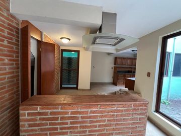 Casa en calle cerrada en Jardines de San Mateo en Venta