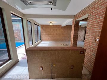 Casa en calle cerrada en Jardines de San Mateo en Venta