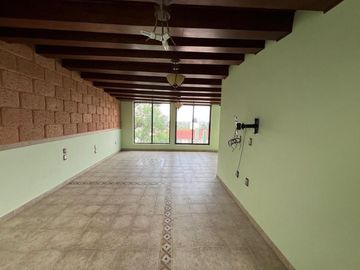 Casa en calle cerrada en Jardines de San Mateo en Venta