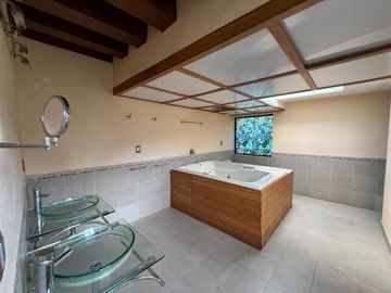 Casa en calle cerrada en Jardines de San Mateo en Venta