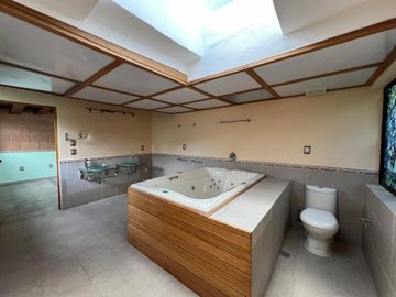 Casa en calle cerrada en Jardines de San Mateo en Venta