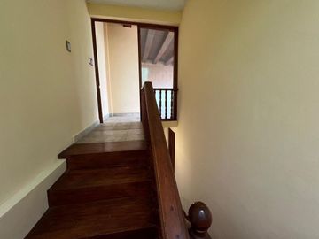 Casa en calle cerrada en Jardines de San Mateo en Venta