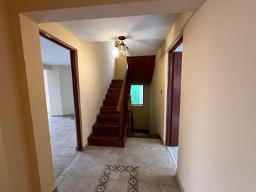 Casa en calle cerrada en Jardines de San Mateo en Venta