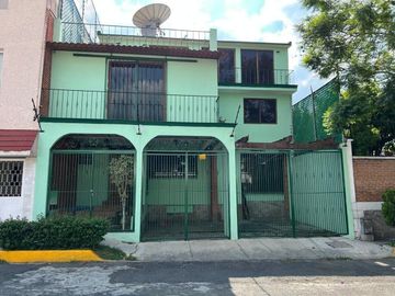 Casa en calle cerrada en Jardines de San Mateo en Venta
