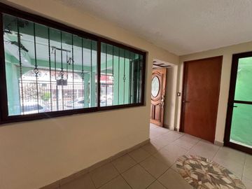 Casa en calle cerrada en Jardines de San Mateo en Venta