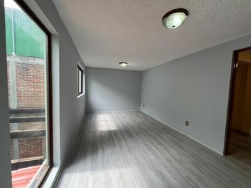 Casa en calle cerrada en Jardines de San Mateo en Venta