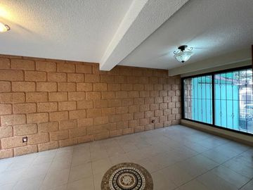 Casa en calle cerrada en Jardines de San Mateo en Venta