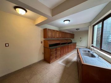 Casa en calle cerrada en Jardines de San Mateo en Venta