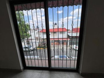 Casa en calle cerrada en Jardines de San Mateo en Venta