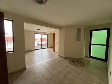 Casa en calle cerrada en Jardines de San Mateo en Venta