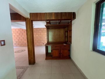 Casa en calle cerrada en Jardines de San Mateo en Venta
