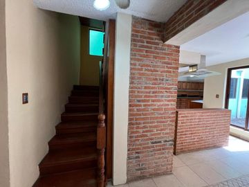 Casa en calle cerrada en Jardines de San Mateo en Venta