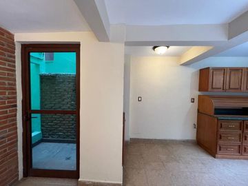 Casa en calle cerrada en Jardines de San Mateo en Venta